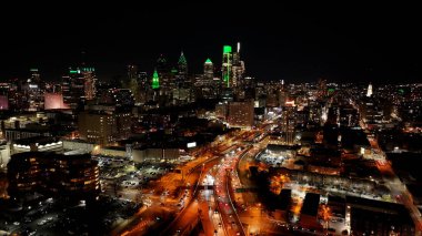 Philadelphia 'daki Philadelphia Skyline' ın Pennsylvania 'daki gece görüntüsü. Şehir merkezinde aydınlandı. City At Night Scene. Philadelphia, Pennsylvania Birleşik Devletleri. Philadelphia Şehri Bölgesi.