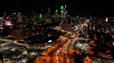 Philadelphia 'daki Philadelphia Skyline' ın Pennsylvania 'daki gece görüntüsü. Şehir merkezinde aydınlandı. City At Night Scene. Philadelphia, Pennsylvania Birleşik Devletleri. Philadelphia Şehri Bölgesi.