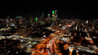 Philadelphia 'da, Philadelphia' da, Amerika Birleşik Devletleri 'nde, Night Skyline. Highrise Binaları Peyzajı. Gece Şehri Sahnesi. Philadelphia, Pennsylvania Birleşik Devletleri. Aydınlatılmış Şehir.