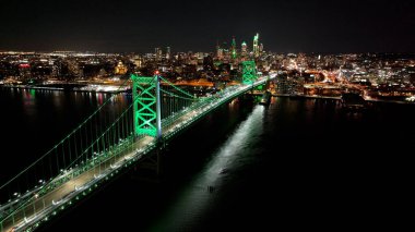 Philadelphia 'daki Cable Köprüsü, Amerika Birleşik Devletleri. City At Night Scene. Aydınlatılmış Köprü Manzarası. Pennsylvania 'daki Kablo Köprüsü. Benjamin Franklin Köprüsü.