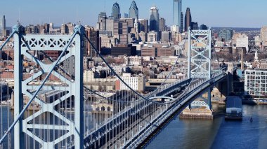 Benjamin Franklin Köprüsü Philadelphia 'da, ABD' de. Highrise İnşaat Sahnesi. Köprü manzarası. Benjamin Franklin Köprüsü Pennsylvania Birleşik Devletleri 'nde. Delaware Nehri Sahnesi.