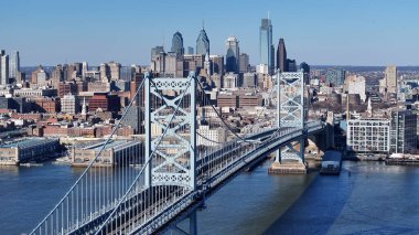 Benjamin Franklin Köprüsü Philadelphia 'da, ABD' de. Highrise İnşaat Sahnesi. Köprü manzarası. Benjamin Franklin Köprüsü Pennsylvania Birleşik Devletleri 'nde. Delaware Nehri Sahnesi.