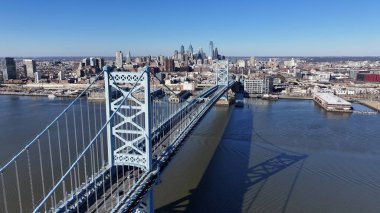 Benjamin Franklin Köprüsü Philadelphia 'da, ABD' de. Highrise İnşaat Sahnesi. Köprü manzarası. Benjamin Franklin Köprüsü Pennsylvania Birleşik Devletleri 'nde. Delaware Nehri Sahnesi.