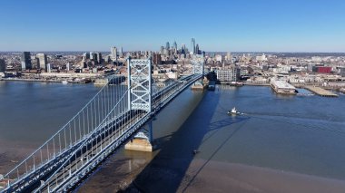 Benjamin Franklin Köprüsü Philadelphia 'da, ABD' de. Highrise İnşaat Sahnesi. Köprü manzarası. Benjamin Franklin Köprüsü Pennsylvania Birleşik Devletleri 'nde. Delaware Nehri Sahnesi.