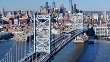 Benjamin Franklin Köprüsü Philadelphia 'da, ABD' de. Highrise İnşaat Sahnesi. Köprü manzarası. Benjamin Franklin Köprüsü Pennsylvania Birleşik Devletleri 'nde. Delaware Nehri Sahnesi.