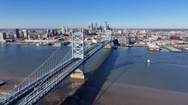 Philadelphia 'daki Cable Köprüsü, Amerika Birleşik Devletleri. Highrise İnşaat Sahnesi. Benjamin Franklin Köprüsü Peyzajı. Pennsylvania 'daki Kablo Köprüsü. Otoyol Sahnesi.