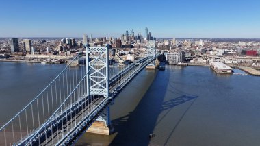 Benjamin Franklin Köprüsü Philadelphia 'da, ABD' de. Highrise İnşaat Sahnesi. Köprü manzarası. Benjamin Franklin Köprüsü Pennsylvania Birleşik Devletleri 'nde. Delaware Nehri Sahnesi.