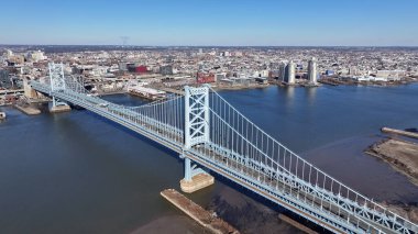 Benjamin Franklin Köprüsü Philadelphia 'da, ABD' de. Highrise İnşaat Sahnesi. Köprü manzarası. Benjamin Franklin Köprüsü Pennsylvania Birleşik Devletleri 'nde. Delaware Nehri Sahnesi.