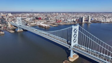 Benjamin Franklin Köprüsü Philadelphia 'da, ABD' de. Highrise İnşaat Sahnesi. Köprü manzarası. Benjamin Franklin Köprüsü Pennsylvania Birleşik Devletleri 'nde. Delaware Nehri Sahnesi.