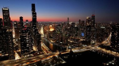 Chicago 'da günbatımı Chicago Skyline Illinois ABD' de. Şehir merkezinde aydınlandı. Sunset City Peyzajı. Chicago Illinois Birleşik Devletleri 'nde. Chicago Şehri Bölgesi. Şehir Skyline Sahnesi.