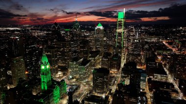 Philadelphia 'da Philadelphia' da Sunset Skyline Şehir Merkezi, Amerika Birleşik Devletleri. Highrise Binaları Peyzajı. Renkli Günbatımı. Philadelphia Pennsylvania 'da Birleşik Devletler.