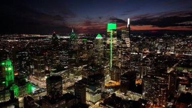 Philadelphia 'da Philadelphia' da Sunset Skyline Şehir Merkezi, Amerika Birleşik Devletleri. Highrise Binaları Peyzajı. Renkli Günbatımı. Philadelphia Pennsylvania 'da Birleşik Devletler.