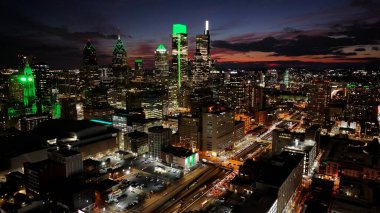 Philadelphia 'da Philadelphia' da Sunset Skyline Şehir Merkezi, Amerika Birleşik Devletleri. Highrise Binaları Peyzajı. Renkli Günbatımı. Philadelphia Pennsylvania 'da Birleşik Devletler.