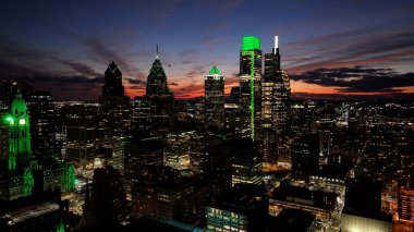 Philadelphia 'da Philadelphia' da Sunset Skyline Şehir Merkezi, Amerika Birleşik Devletleri. Highrise Binaları Peyzajı. Renkli Günbatımı. Philadelphia Pennsylvania 'da Birleşik Devletler.