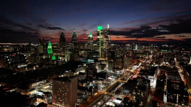 Philadelphia 'da Philadelphia' da Sunset Skyline Şehir Merkezi, Amerika Birleşik Devletleri. Highrise Binaları Peyzajı. Renkli Günbatımı. Philadelphia Pennsylvania 'da Birleşik Devletler.