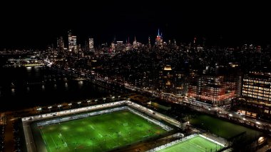 New York, New York Skyline 'ın New York' taki gece silueti. Gece Şehri Peyzajı. Finans Bölgesi. New York Skyline, New York Birleşik Devletleri. Yüksek Binalar Manzarası.