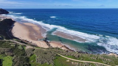 Lizbon 'un Sintra bölgesindeki Praia Grande Plajı. Sahil Skyline. Doğa manzarası. Yaz Gezisi. Lizbon 'un Sintra bölgesindeki Praia Grande Plajı. Tropikal Manzara.