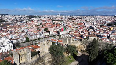 Lizbon, Portekiz 'deki Sao Jorge Şatosu. Ortaçağ Şato Sahnesi. Antik Şehir Manzarası. Portekiz, Lizbon 'daki Sao Jorge Kalesi. Tarihi Şehir Manzarası. Portekiz Skyline.