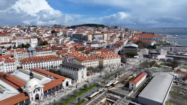 Lizbon, Portekiz 'in Lizbon semtinde Lizbon Skyline. Tren İstasyonu Sahnesi. Çarpıcı şehir manzarası. Lizbon Skyline Portekiz 'de. Tarihi Şehir Manzarası. Turizm Tarihi Yer.