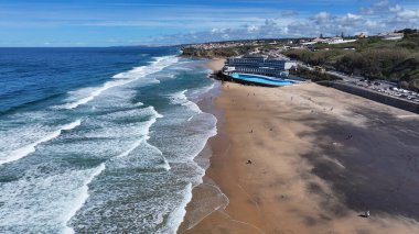 Portekiz 'in Lizbon bölgesindeki Sintra' da Apple Beach. Plaj manzarası. Doğa Deniz Burnu. Seyahat güzergahı. Portekiz 'in Lizbon bölgesindeki Sintra' da Apple Beach. Turkuaz Su.