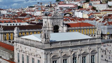 Lizbon 'daki Comercio Meydanı, Portekiz Bölgesi. Augusta Arch Sahnesi. Antik Şehir Manzarası. Portekiz, Lizbon 'da Comercio Meydanı. Tarihi Şehir Manzarası. Turizm Seyahat Manzarası.