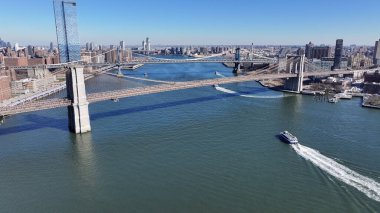 New York 'ta Manhattan' daki Brooklyn Köprüsü. Highrise Binaları Sahnesi. Köprü manzarası. New York 'taki Brooklyn Köprüsü. Şehir Merkezi Şehir Manzarası.