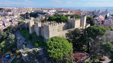 Lizbon, Portekiz 'deki Sao Jorge Şatosu. Ortaçağ Şato Sahnesi. Antik Şehir Manzarası. Portekiz, Lizbon 'daki Sao Jorge Kalesi. Tarihi Şehir Manzarası. Turizm Seyahat Yeri.