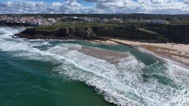 Lizbon 'un Sintra bölgesindeki büyük sahil. Plaj manzarası. Doğa Deniz Burnu. Seyahat güzergahı. Lizbon 'un Sintra bölgesindeki büyük sahil. Turkuaz Su.