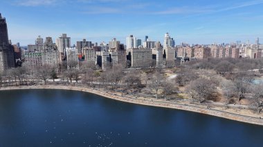 New York 'ta Manhattan' daki Central Park 'ta. Şehir merkezinde. Doğa Parkı Havacılık Manzarası. New York 'taki Central Park. Highrise Binaları Peyzajı. Çarpıcı New York Skyline.