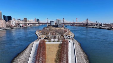 Roosevelt Eyalet Parkı New York 'ta Manhattan' da. Doğa Parkı Sahnesi. Güzel şehir manzarası. New York 'taki Roosevelt Eyalet Parkı. Sahil Kenarı Manzarası.