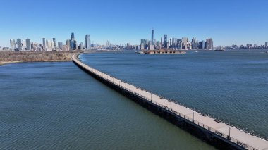 New Jersey, New Jersey 'deki Liberty State Parkı. Highrise Binaları Sahnesi. New York şehir merkezi. New Jersey 'deki Özgürlük Parkı. Sahil Kenarı Manzarası.