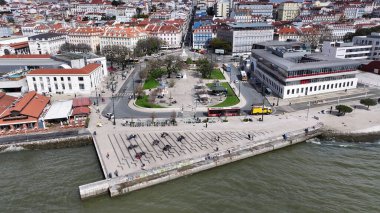 Lizbon, Portekiz 'deki Dük Da Terceira Meydanı. Tren İstasyonu Sahnesi. Antik Şehir Manzarası. Portekiz, Lizbon 'daki Duque Da Terceira Meydanı. Tarihi Şehir Manzarası. Turizm Seyahati.