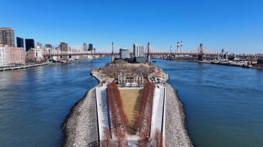 Franklin Roosevelt Eyalet Parkı New York 'ta Manhattan' da. Roosevelt Adası manzarası. Turizm Tarihi Yer. New York 'taki Franklin Roosevelt Eyalet Parkı. Yükseklik Binaları.