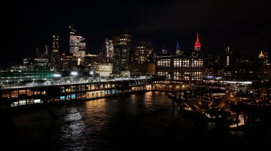 New York, Manhattan 'daki 57. İskelenin Gece Skyline' ı. Gece Şehri Peyzajı. Finans Bölgesi. New York 'taki 57. iskele. Yüksek Binalar Manzarası.