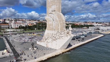 Lizbon, Portekiz 'deki Lizbon' da Keşifler Anıtı. İkonik anıt. Turizm Tarihi Yer. Portekiz 'deki Lizbon' da Keşifler Anıtı. Keşif Sembolü. Tejo Nehri Peyzajı. Lizbon Skyline.