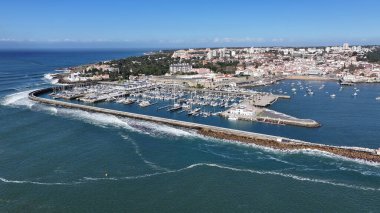Lizbon 'un Cascais bölgesindeki Cascais Marina' da. Plaj manzarası. Turizm Tarihi Yer. Şehir manzarası sahnesi. Lizbon 'un Cascais bölgesindeki Cascais Marina' da..