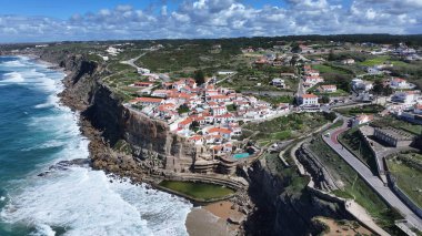 Azenhas Lizbon 'un Sintra bölgesindeki Mar Plajı' nda oynuyor. Coastal City. Doğa manzarası. Plaj manzarası. Azenhas Lizbon 'un Sintra bölgesindeki Mar Plajı' nda.