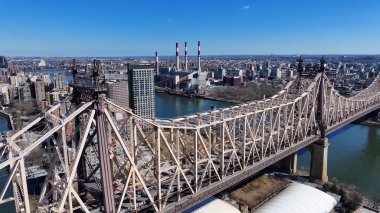 New York 'ta Manhattan' daki Queensboro Köprüsü. Demir Köprü Sahnesi. Şehir manzarası trafiği. New York 'taki Queensboro Köprüsü. Yüksek Binalar Manzarası.