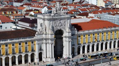 Lizbon, Portekiz 'in Lizbon semtinde Lizbon Skyline. Comercio Meydanı Sahnesi. Augusta Sokağı Şehir Manzarası. Lizbon Skyline Portekiz 'de. Tarihi Şehir Manzarası. Turizm Tarihi Yer.