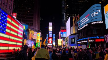 New York 'ta, Manhattan Times Meydanı' nın gece silüeti. Gece Şehri Peyzajı. Landmark Meydanı. New York 'ta Times Meydanı. Yüksek Binalar Manzarası.