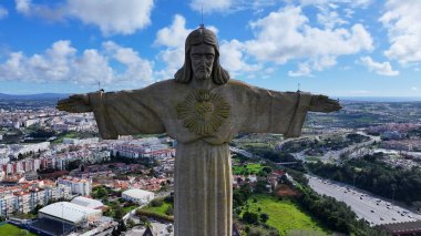 Lizbon 'daki Portekiz Kralı İsa. Kral İsa Heykeli. Din geçmişi. Portekiz 'deki Lizbon Kralı İsa. Tejo Nehri Sahili. Kilisenin simgesi. Portekiz Skyline.