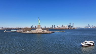 New York 'ta, Manhattan' da Özgürlük Heykeli. Özgürlük Adası. New York Limanı Sahnesi. New York 'ta Özgürlük Anıtı. Tekne Yelkenli Sahnesi.