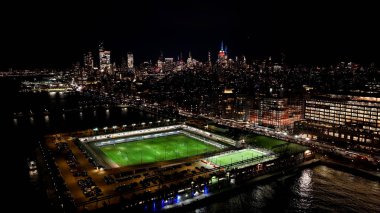 New York, New York Skyline 'ın New York' taki gece silueti. Gece Şehri Peyzajı. Finans Bölgesi. New York Skyline, New York Birleşik Devletleri. Yüksek Binalar Manzarası.