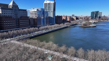 Hudson Riverside New Jersey 'de Jersey City' de. Şehir merkezinde. Hudson Sahilyolu. Hudson Riverside, Amerika Birleşik Devletleri. Eğlence Parkı Peyzajı. Güzel Şehir Manzarası.