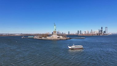 New York 'ta Manhattan' daki Özgürlük Heykeli. Hudson Nehri. New York Limanı Sahnesi. New York 'taki Özgürlük Heykeli. Tekne Yelken Arkaplanı.