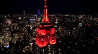 New York 'ta Empire State' in Manhattan 'daki gece silueti. Gece Şehri Peyzajı. Finans Bölgesi. New York 'ta Empire State. Yüksek Binalar Manzarası.