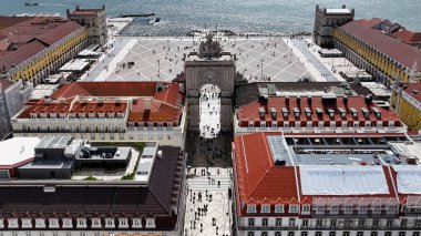Lizbon 'daki Comercio Meydanı, Portekiz Bölgesi. Augusta Arch Sahnesi. Antik Şehir Manzarası. Portekiz, Lizbon 'da Comercio Meydanı. Tarihi Şehir Manzarası. Turizm Seyahat Manzarası.