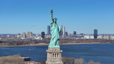New York 'ta, Manhattan' da Özgürlük Heykeli. Liberty State Parkı. New York şehir merkezi. New York 'ta Özgürlük Anıtı. Tekne Yelkenli Sahnesi.
