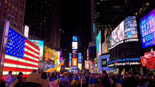 New York 'ta, Manhattan Times Meydanı' nın gece silüeti. Gece Şehri Peyzajı. Landmark Meydanı. New York 'ta Times Meydanı. Yüksek Binalar Manzarası.