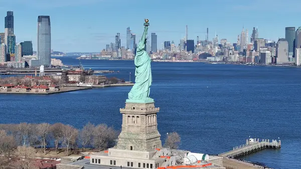 New York 'ta Manhattan' daki Özgürlük Heykeli. Demokrasi Sembolü. New York şehir merkezi. New York 'taki Özgürlük Heykeli. Manhattan Adası Şehir Bölgesi.